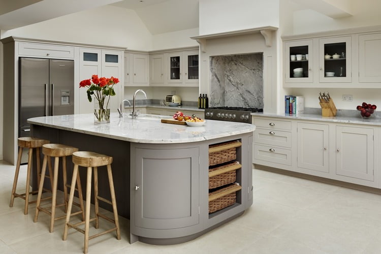 curved design island in kitchen create soft and warmth vibes