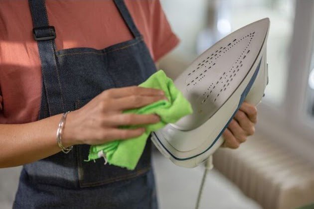 mix vinegar and water to clean the iron soleplate