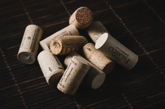 wine corks using for thanksgiving place card holder