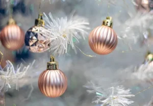 How to Seamlessly Add Holiday Decor to a Modern Interior Without Disrupting Its Style  