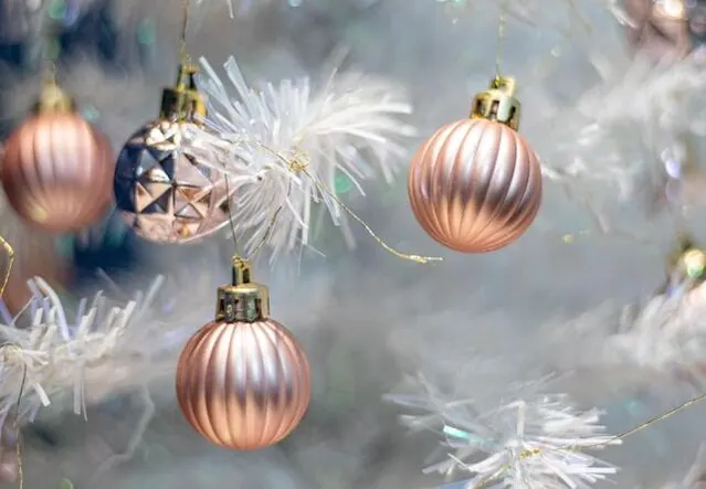 How to Seamlessly Add Holiday Decor to a Modern…