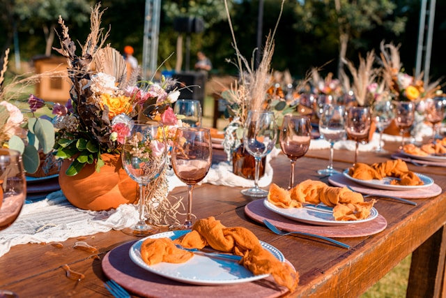 outdoor Thanksgiving table setting with seasonal colors and flowers design